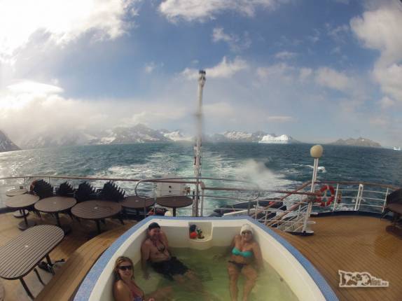 Com a Kin e o Brian na piscina de água quente do Sea Spirit, deixando para trás a gelada Gold Harbour, na Geórgia do Sul